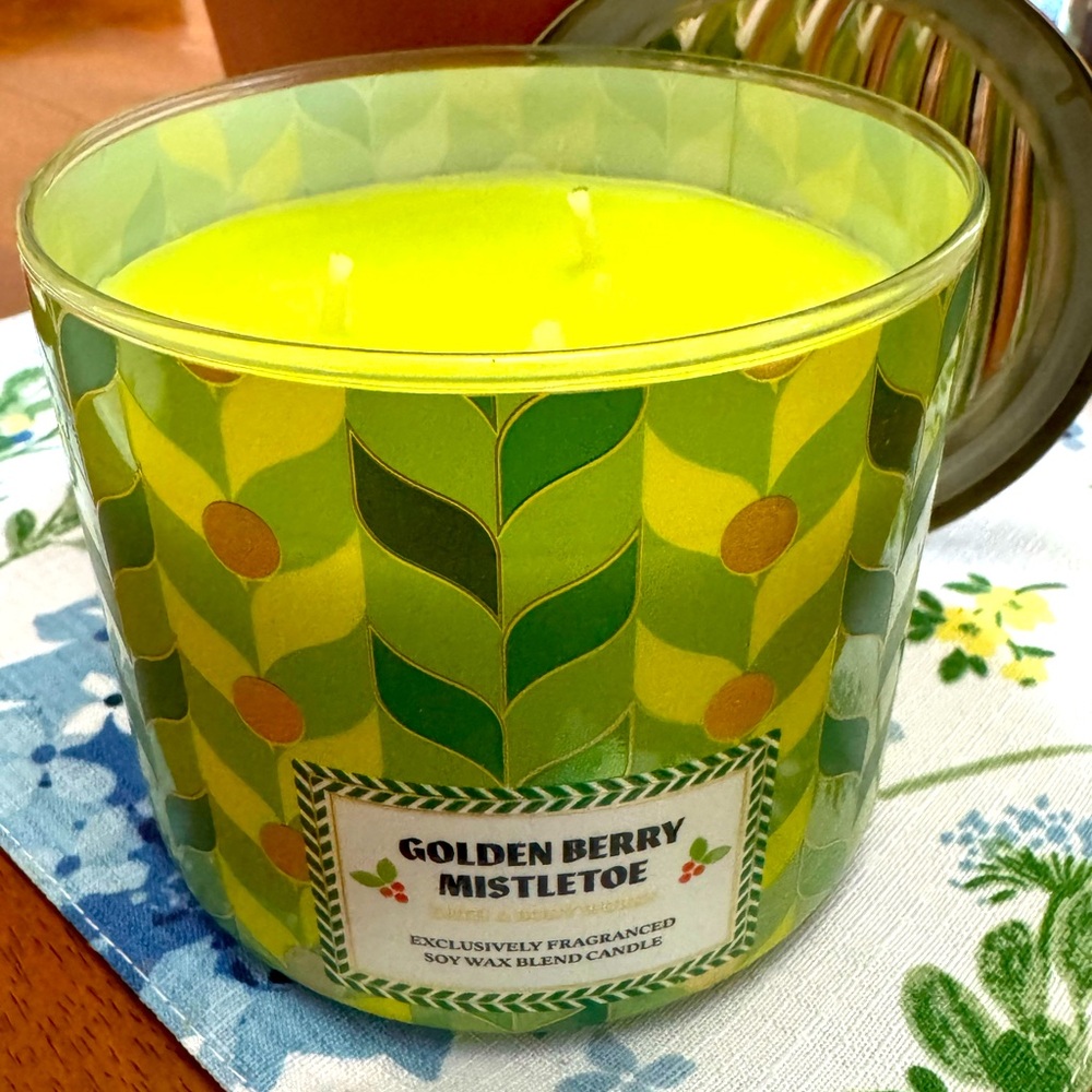 🍁Bath & Body Works 3 Wick Berry Mistletoe Candle